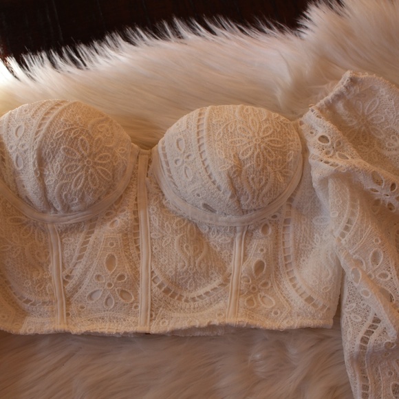 Muy Muy, White off the shoulder  Crochet lace crop top - Picture 7 of 12